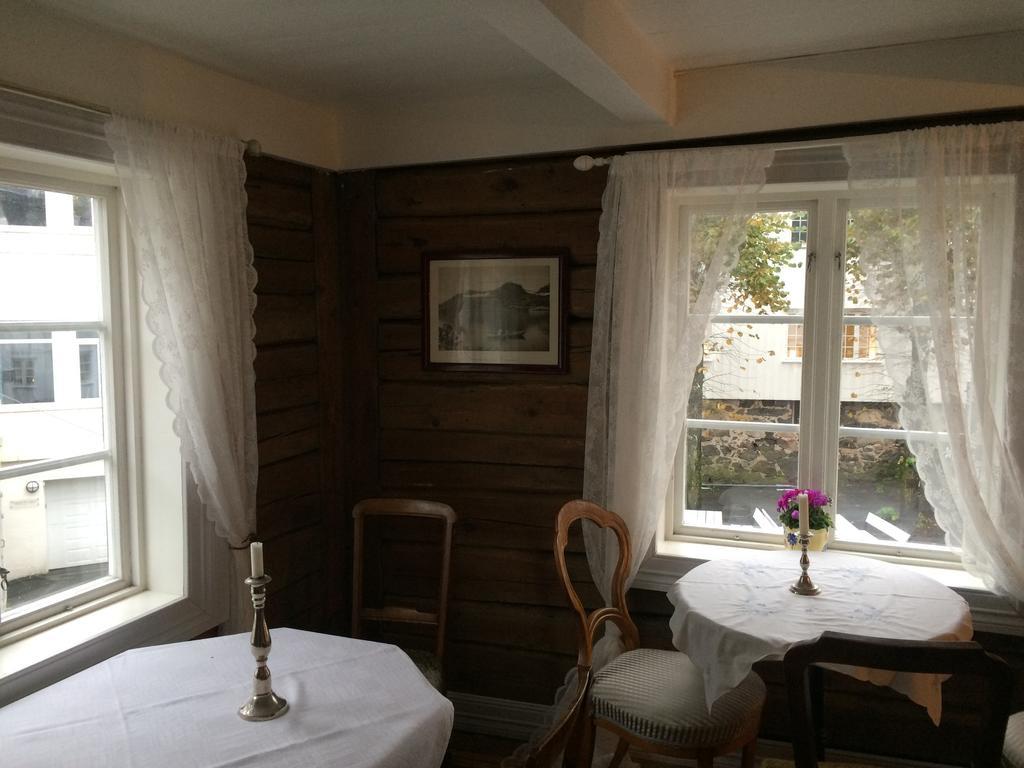 Gjestehuset Ibsen Grimstad  Exterior foto